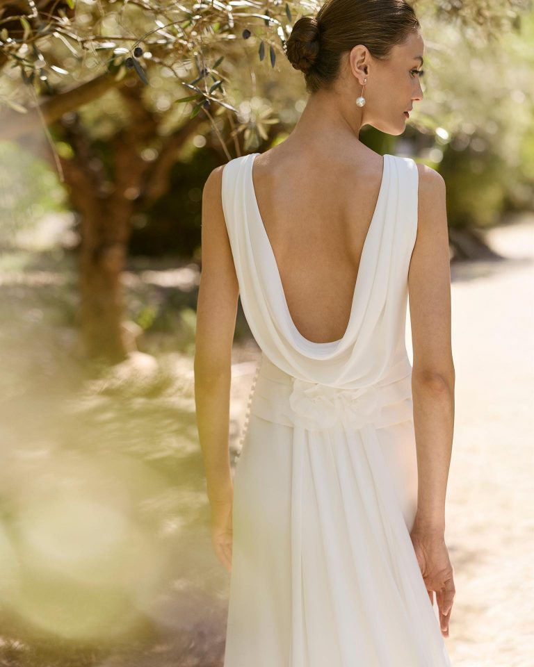 Vestido de novia de dos piezas en crepé fino, silueta recta con escote barco y manga larga poeta extraíble. Incluye cola. ALMA_NOVIA.