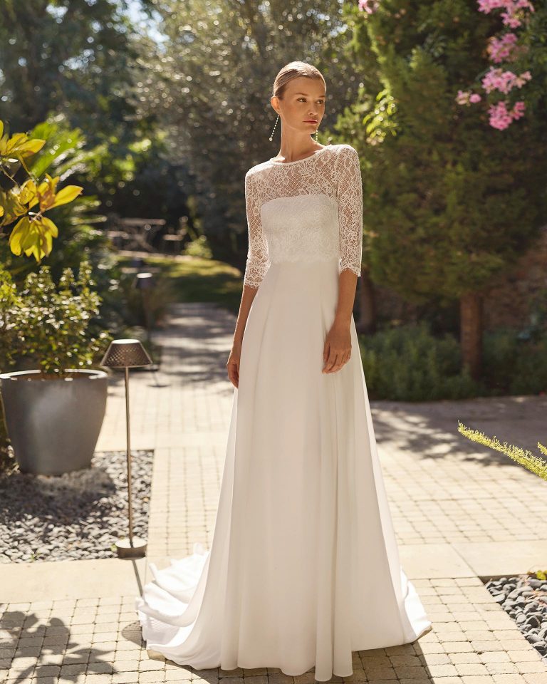 Vestido de novia de dos piezas en crepé elástico con silueta línea A, escote palabra de honor y cierre de cremallera en espalda. Incluye  chaqueta de encaje ALMA_NOVIA.