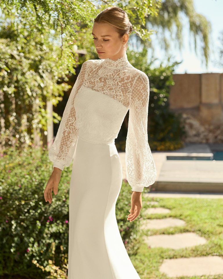 Vestido de novia de dos piezas con silueta sirena en crepé elástico, escote palabra de honor, espalda abotonada con cremallera y chaqueta de encaje. ALMA_NOVIA.
