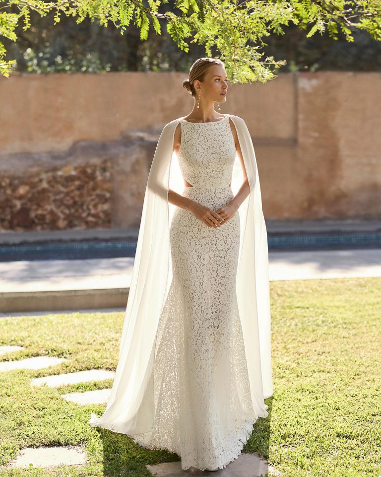 Vestido de novia de dos piezas con escote barco, tirantes, silueta recta en encaje, espalda  bikini y capa de georgette. ALMA_NOVIA.