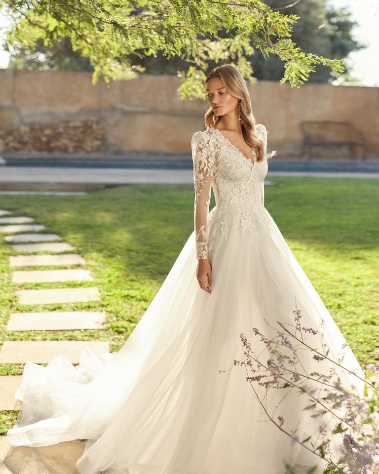 Vestido de novia de dos piezas en línea A con escote corazón, tirantes, cuerpo de encaje, falda de tul con aplicaciones y chaqueta de encaje. ALMA_NOVIA.
