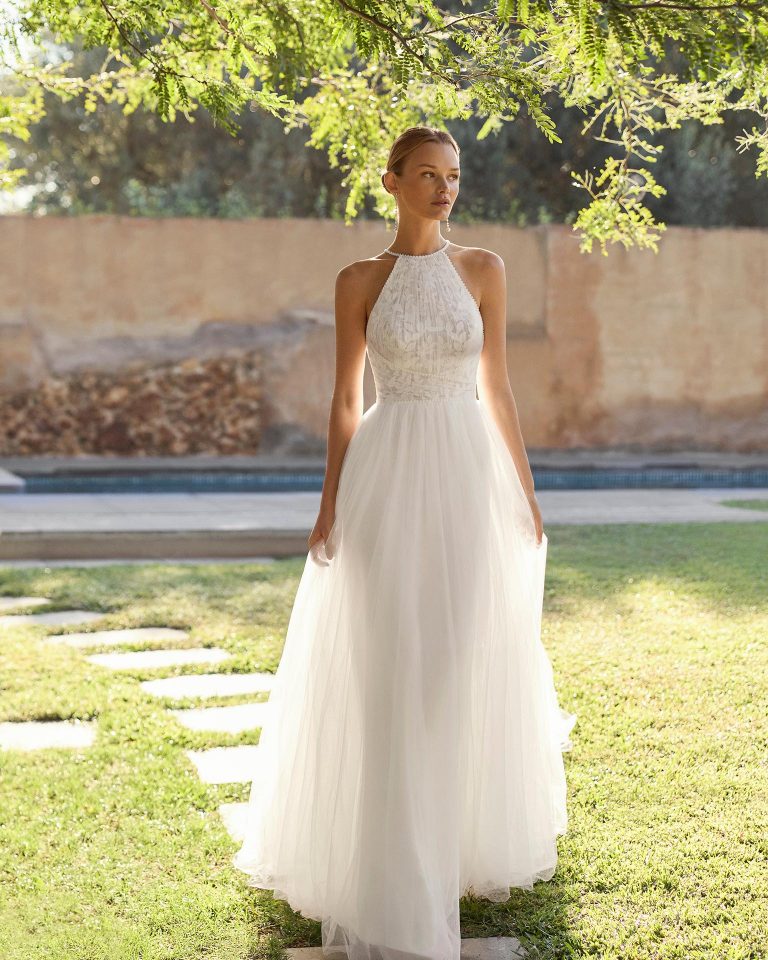 Vestido de novia de dos piezas con escote halter. Cuerpo de encaje plisado y espalda con abertura. Falda de tul lisa en línea A con caídas de tul. ALMA_NOVIA.