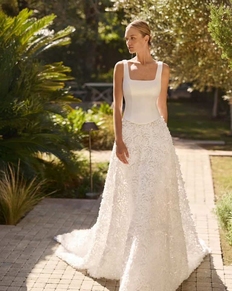 Vestido de novia de dos piezas en línea A con escote cuadrado, cuerpo de crepé liso con tirantes, espalda cuadrada con cierre de corset y falda con flores 3D. ALMA_NOVIA.